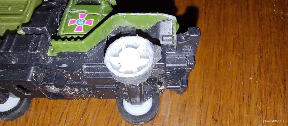 Модельки танк та вантажівка ЗСУ, ціна за одну.