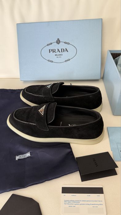 Чорні замшеві лофери Prada.