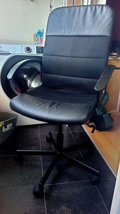 Cadeira preta trabalho escritório Usada Ikea giratória