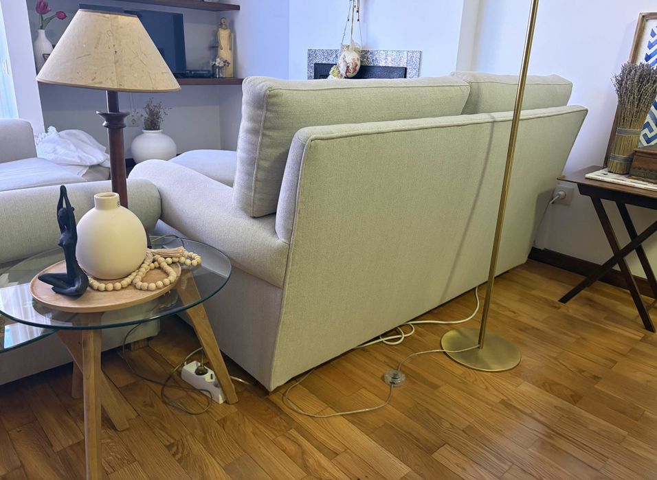 Conjunto de Sala: 2 Sofás de 2 Lugares + Banqueta/Puff (Tecido Cinza-Claro)