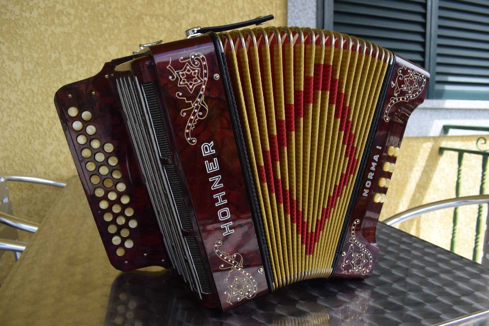 Hohner Norma II 3 voz Fa# La3 Re#