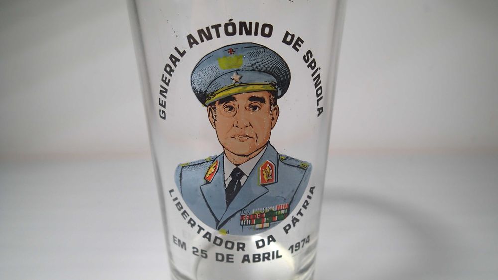 Copo em Vidro do 25 de Abril de 1974