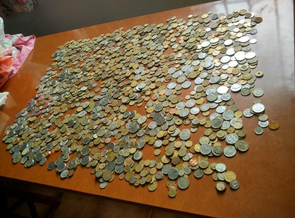 moedas de várias nacionalidades