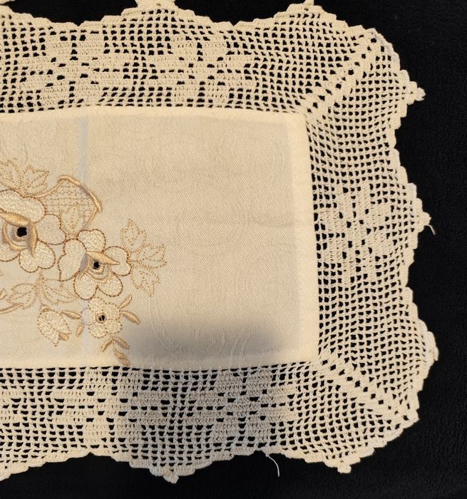 Dois naperons artesanais