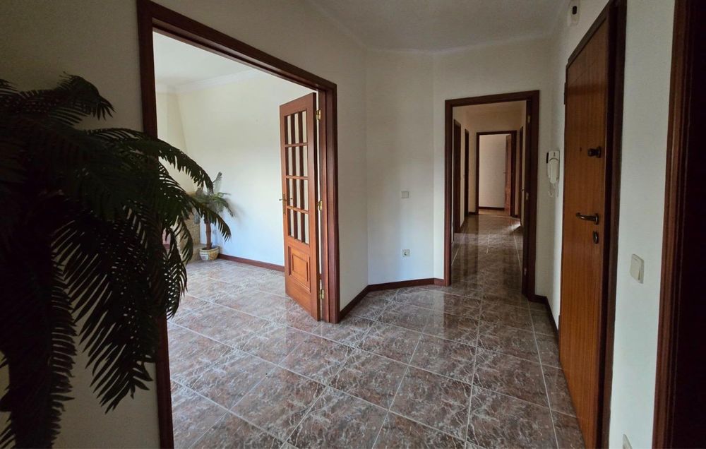 Vendo ou arrendo T3 com 3 casas de banho e parqueamento - cozinha equipada, em Mozelos