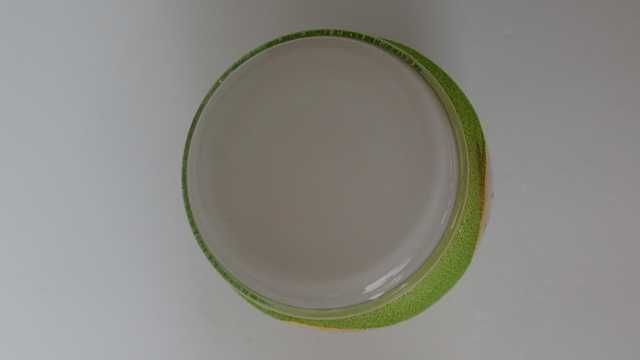 Garrafa em vidro opalino pintado à mão