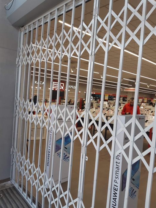 Раздвижные решетки для банков, офисов, витрин магазинов, шахт лифтов