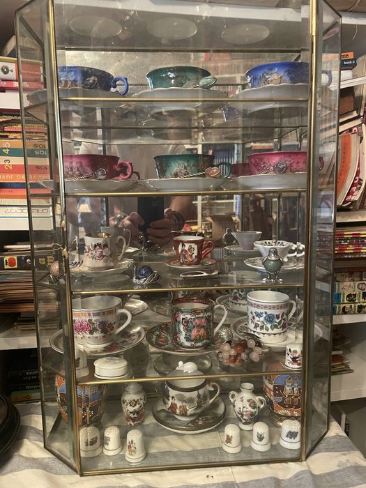 Mostruário com coleção de Chávenas e dedais