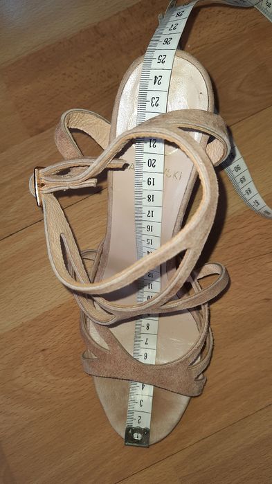 Beżowe sandałki Baldowski 38