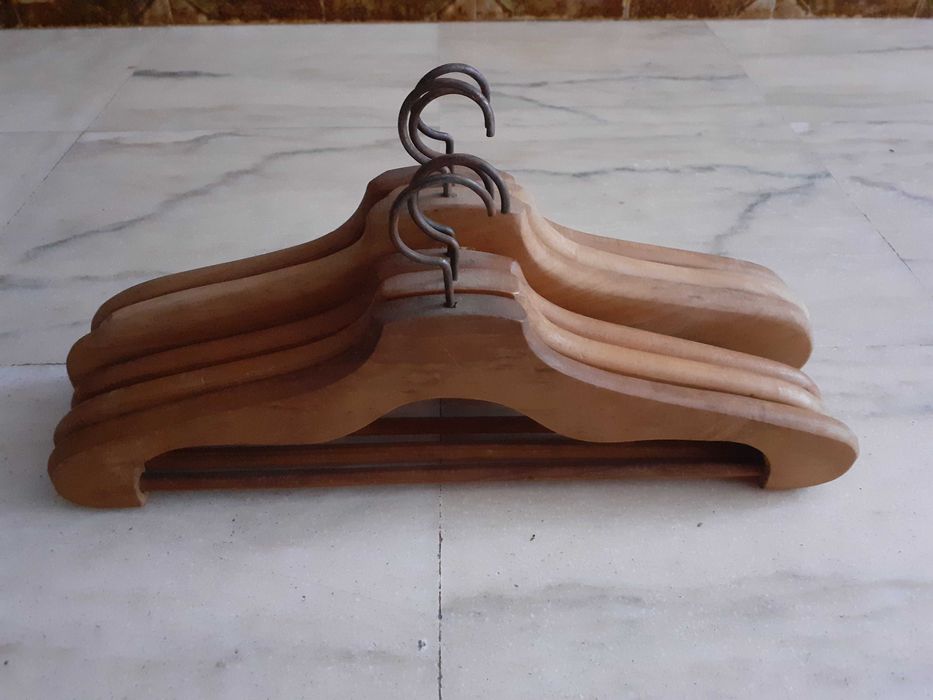 Conjunto de 6 cabides antigos em madeira