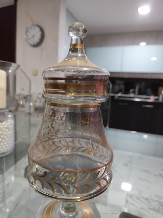 Bomboneira vintage em cristal relevado pintado á mão com pó de ouro