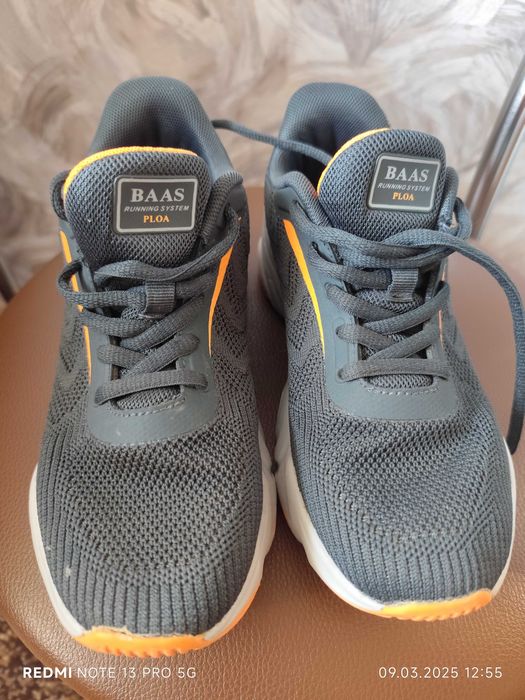 Кросівки в ідеальному стані