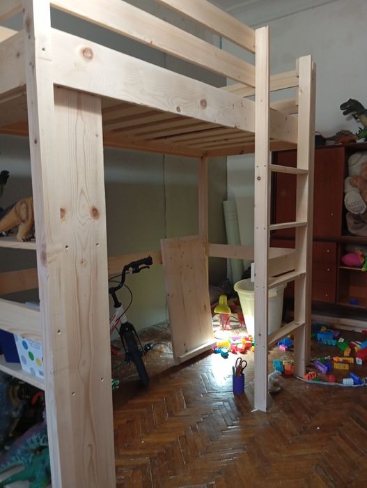 Кровать чердак-спальным местом на верху