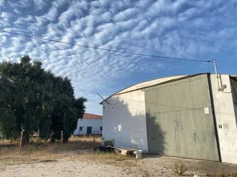 Arrenda-se Armazem com 200m2 tapados e logradouro de 150,com plantas.