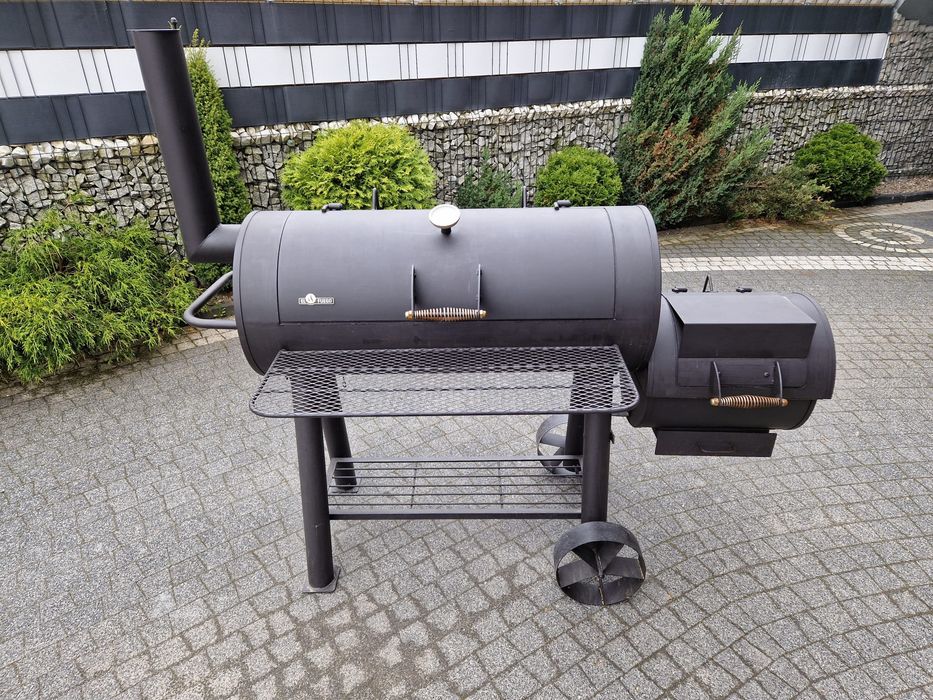 Grill węglowy z wędzarnią