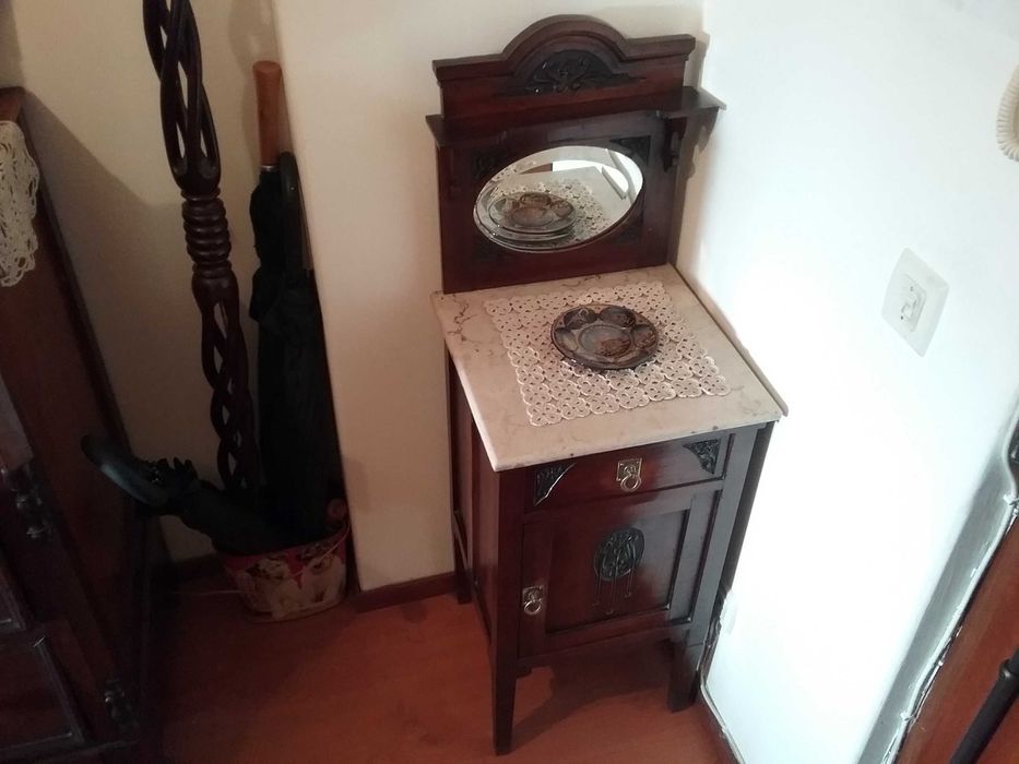 Mesa de cabeceira antiga e cadeiroes