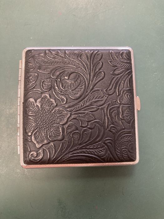 Cigarreira em pele, Ted Benson