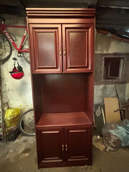 Armário de madeira com 4 portas e espaço para mais