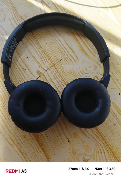 Fones bluetooth pretos com carregador boa otonumia de bateria