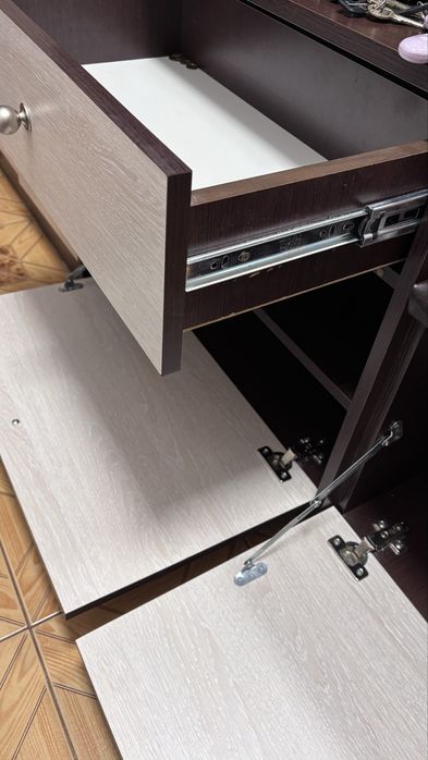 Шафа в прихожу з дзеркалом