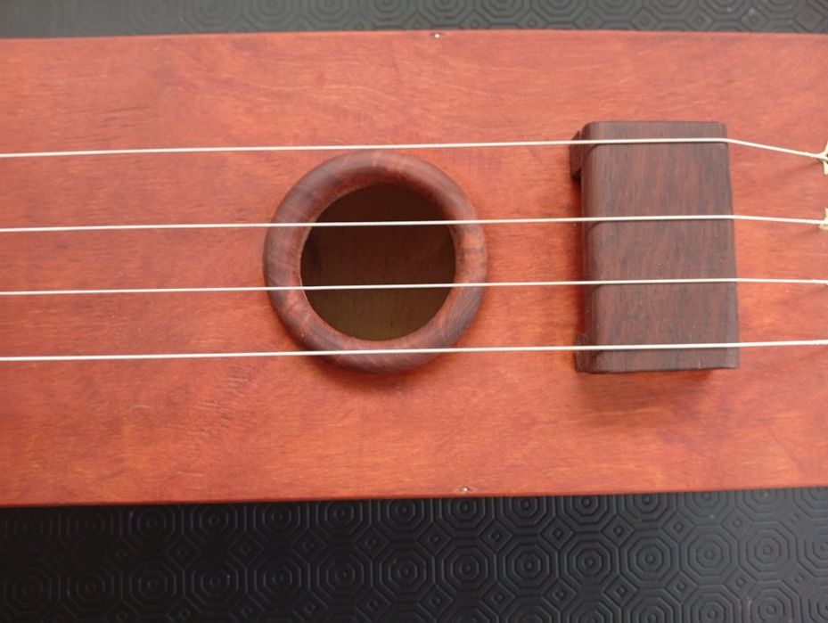 Instrumento de cordas (tanbura)