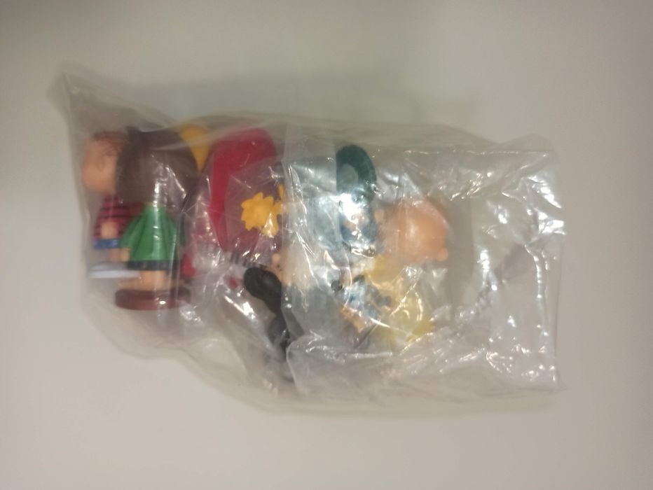 12 bonecos de Desenhos Charlie Brown e Snoopy