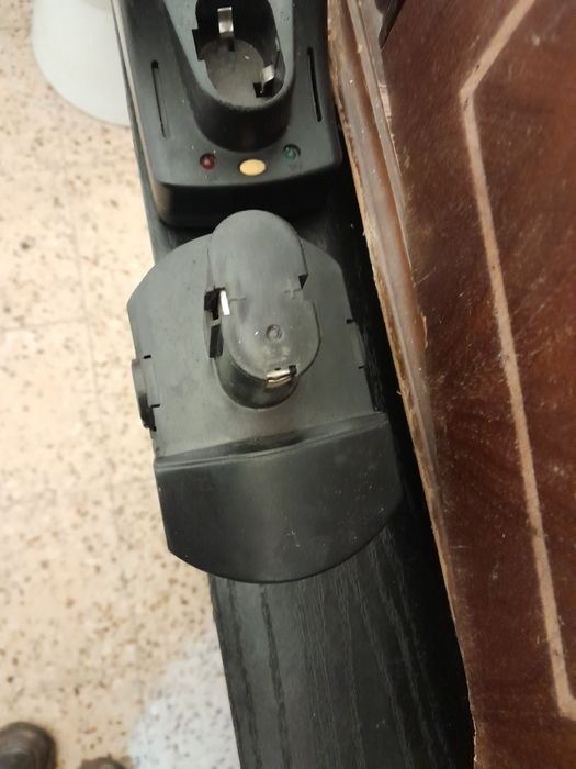 Vendo carregador e bateria bom estado