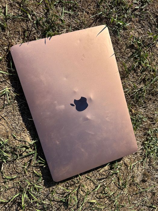 продам macbook air 2020 на запчастини