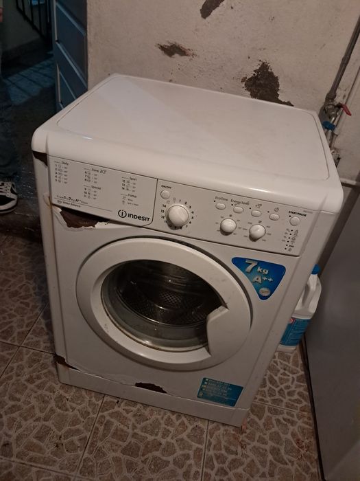 Máquina lavar roupa a funcionar