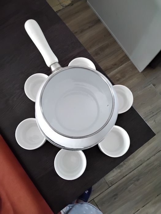 Fondu em inox e esmalte branco