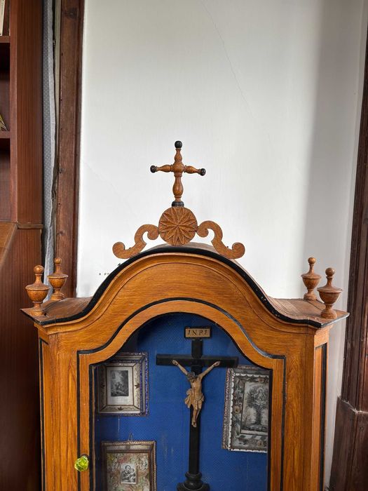 Oratório Religioso em Madeira com Crucifixo Central