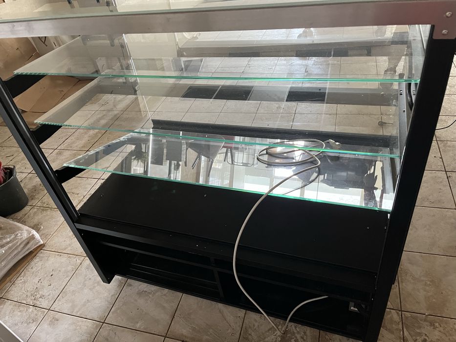 Witryna cukiernicza Igloo Cube neutralna bez chlodzenia