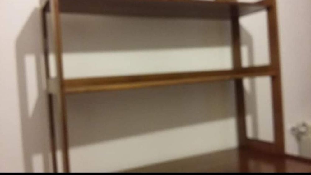 Secretaria com prateleiras