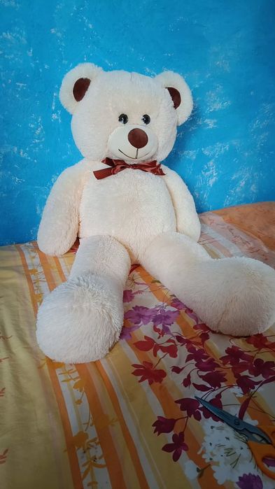 Большой плюшевый медведь