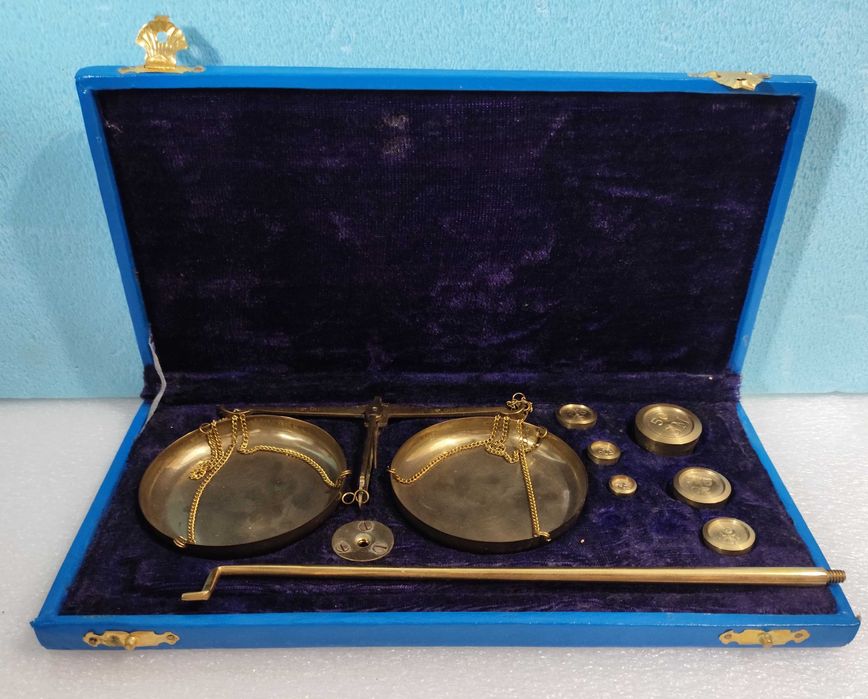 Estojo com balança de ourives