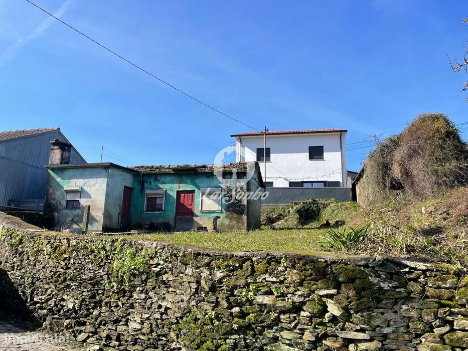 Terreno de 207.5m² com moradia para Restauro em Bougado, Trofa — Bougado (São Martinho E Santiago), Porto