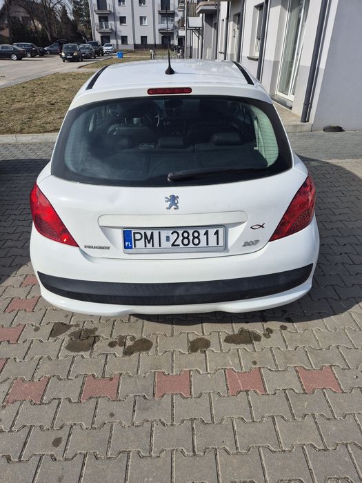 Peugeot 207 benzyna.