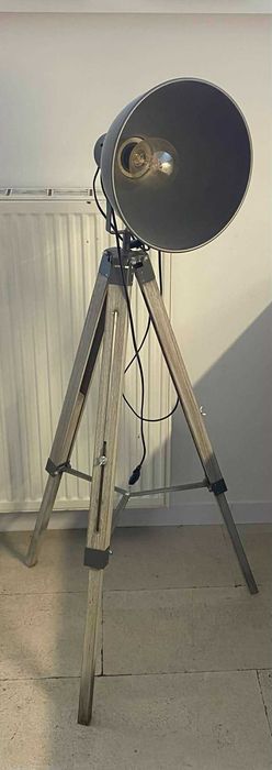 Lampa podłogowa w stylu industrialnym