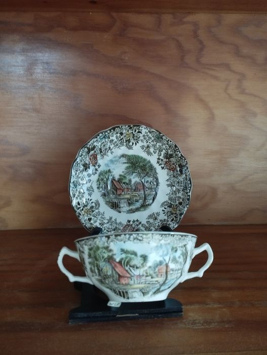 Pires e Chávena de Duas Asas - Mill Stream