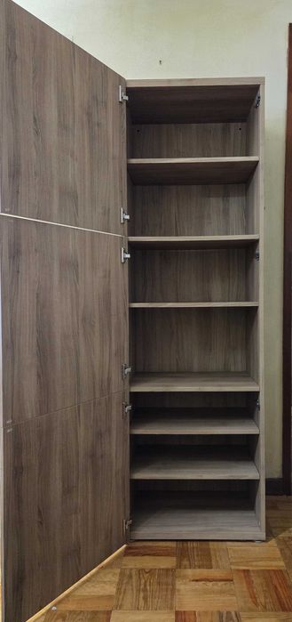 Estante com portas  Ikea:
Módulo com 3 portas, al 193cm, largura 60cm
com 6 prateleiras interiores. carvalho