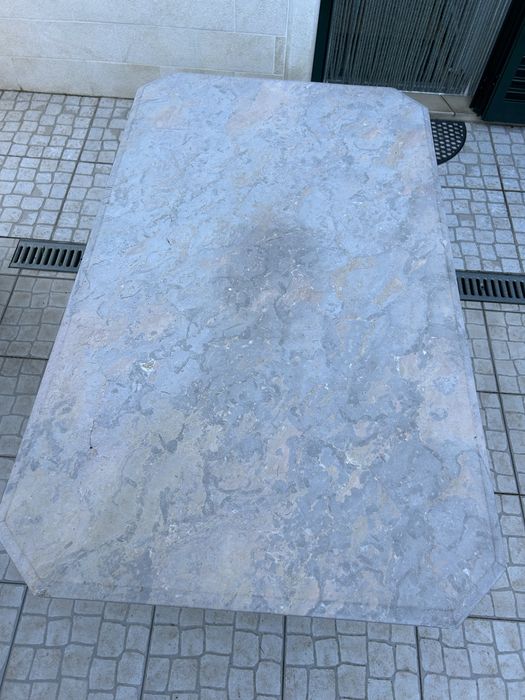 Vendo mesa toda em marmore.