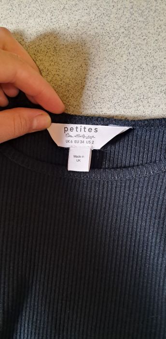 Чёрное классное платье с рюшками