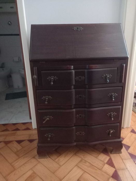 Estantes para sala ou escritório e escrivaninha.