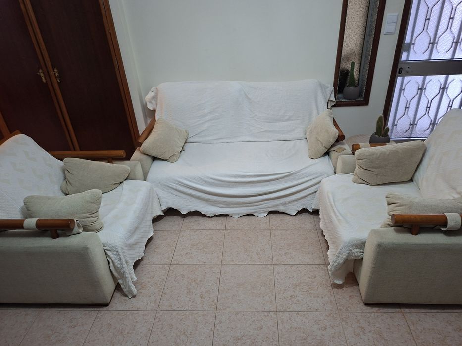 Conjunto de 3 sofás em bom estado, só em dinheiro