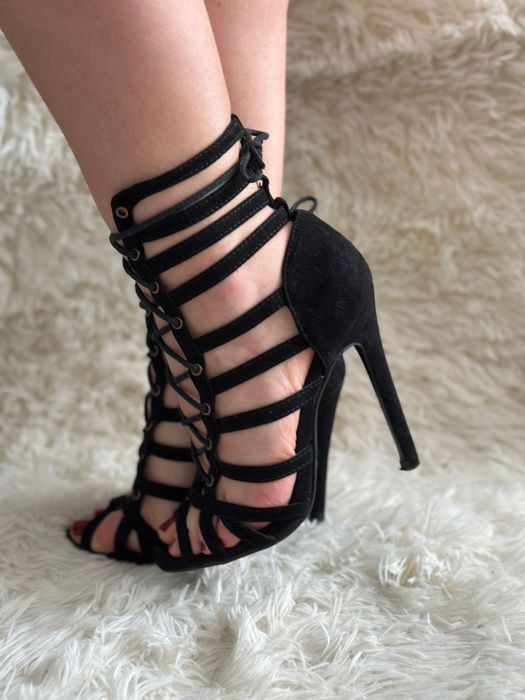 Czarne wiązane szpilki