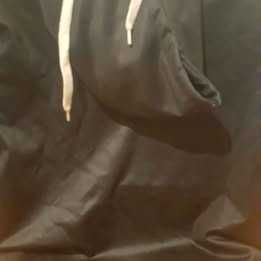 Sweat preta com capuz tecido acetinado, NOVA