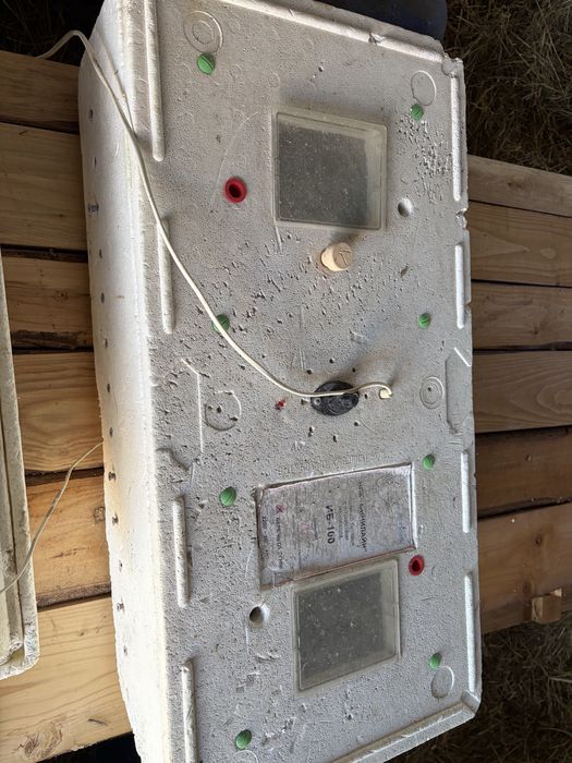 Продам вживаний інкубатор на 100яєць