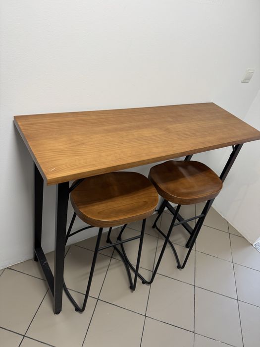 Mesa/bar com cadeiras