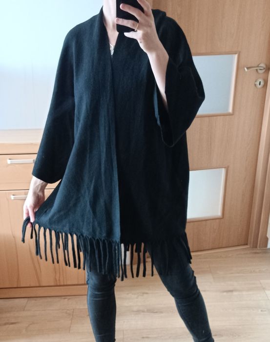Czarna narzutka, ponczo, oversize, z frędzlami