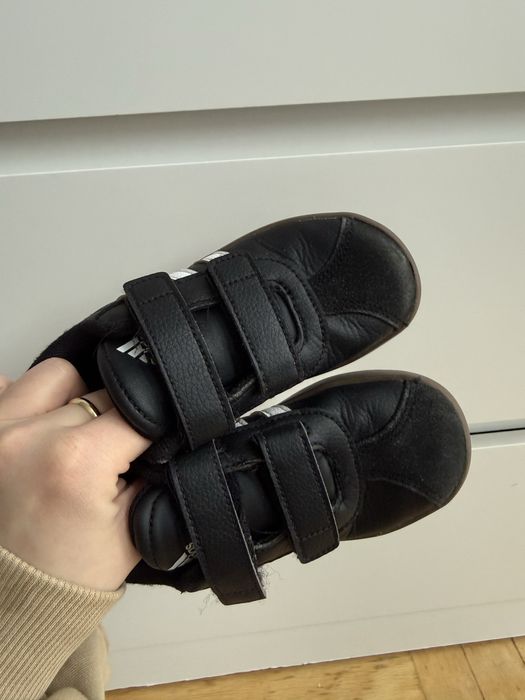 Czarne adidas court 26